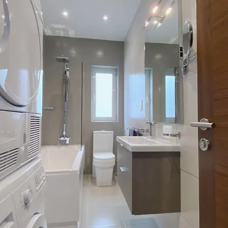 Quisisana - Cast Renting * Sliema