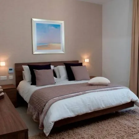 Quisisana - Cast Renting Sliema