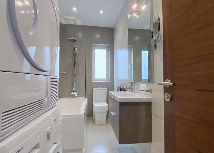 Quisisana - Cast Renting * Sliema