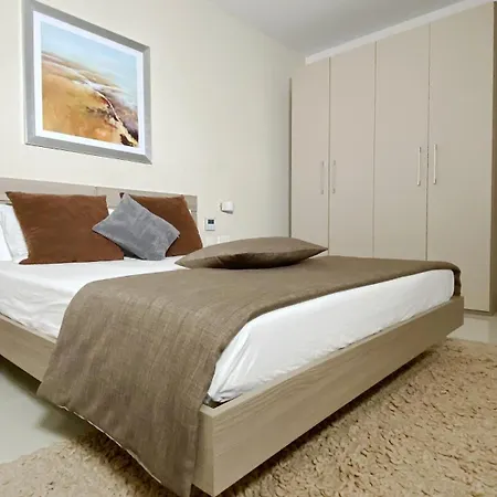 Quisisana - Cast Renting Apartment