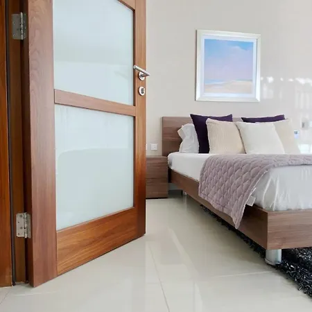 Quisisana - Cast Renting Apartment *