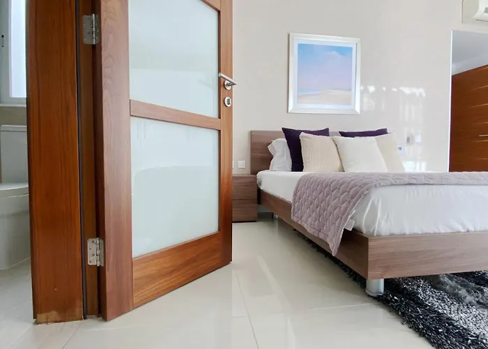 Quisisana - Cast Renting Apartment *